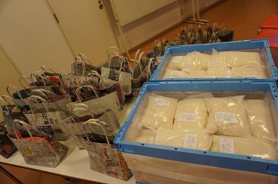 寄付のお米とボランティアの手作り手提げ袋